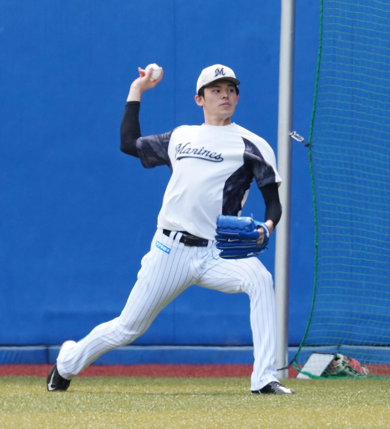 ロッテ対西武　試合前、キャッチボールで調整するロッテ佐々木朗（撮影・菅敏）