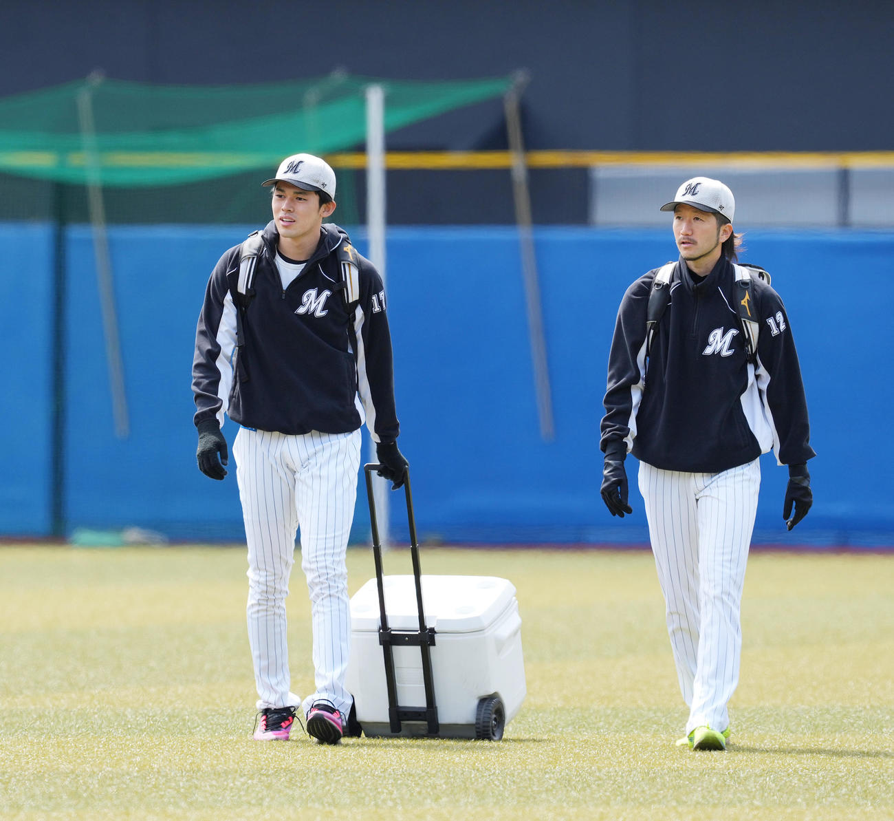 ロッテ対西武　試合前の練習を終え、引き揚げるロッテ佐々木朗。右は石川（撮影・菅敏）