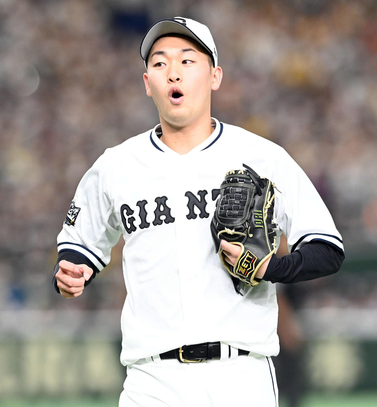 巨人対阪神　2回表、味方の好守備にホッとした表情を見せる山崎伊（撮影・たえ見朱実）