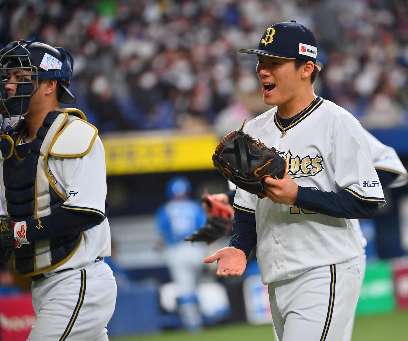 オリックス対日本ハム　7回表のピンチをしのぎ、雄たけびをあげながらベンチに戻るオリックス山本（撮影・和賀正仁）