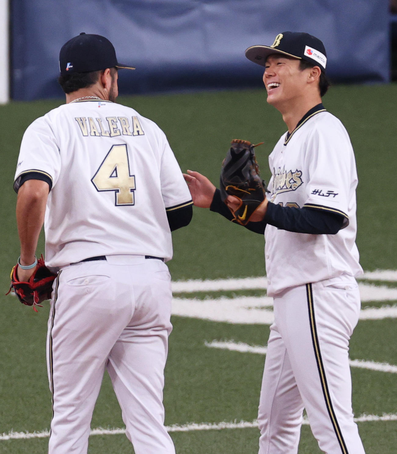 オリックス対日本ハム　6回表日本ハム2死三塁、山本（右）は近藤を一ゴロに仕留め一塁手バレラに笑顔を見せる（撮影・上山淳一）