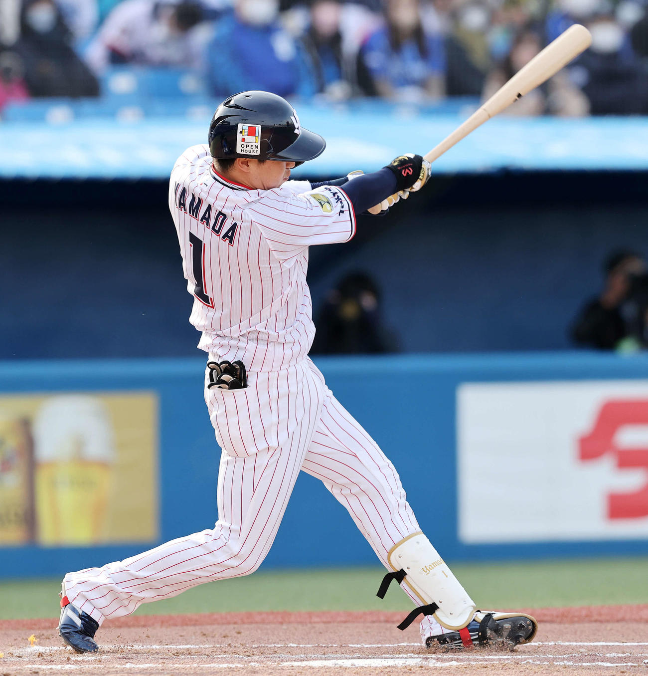 ヤクルト対DeNA 6回裏ヤクルト無死、山田は通算250本塁打となる左越えソロ本塁打を放つ（撮影・鈴木正人）