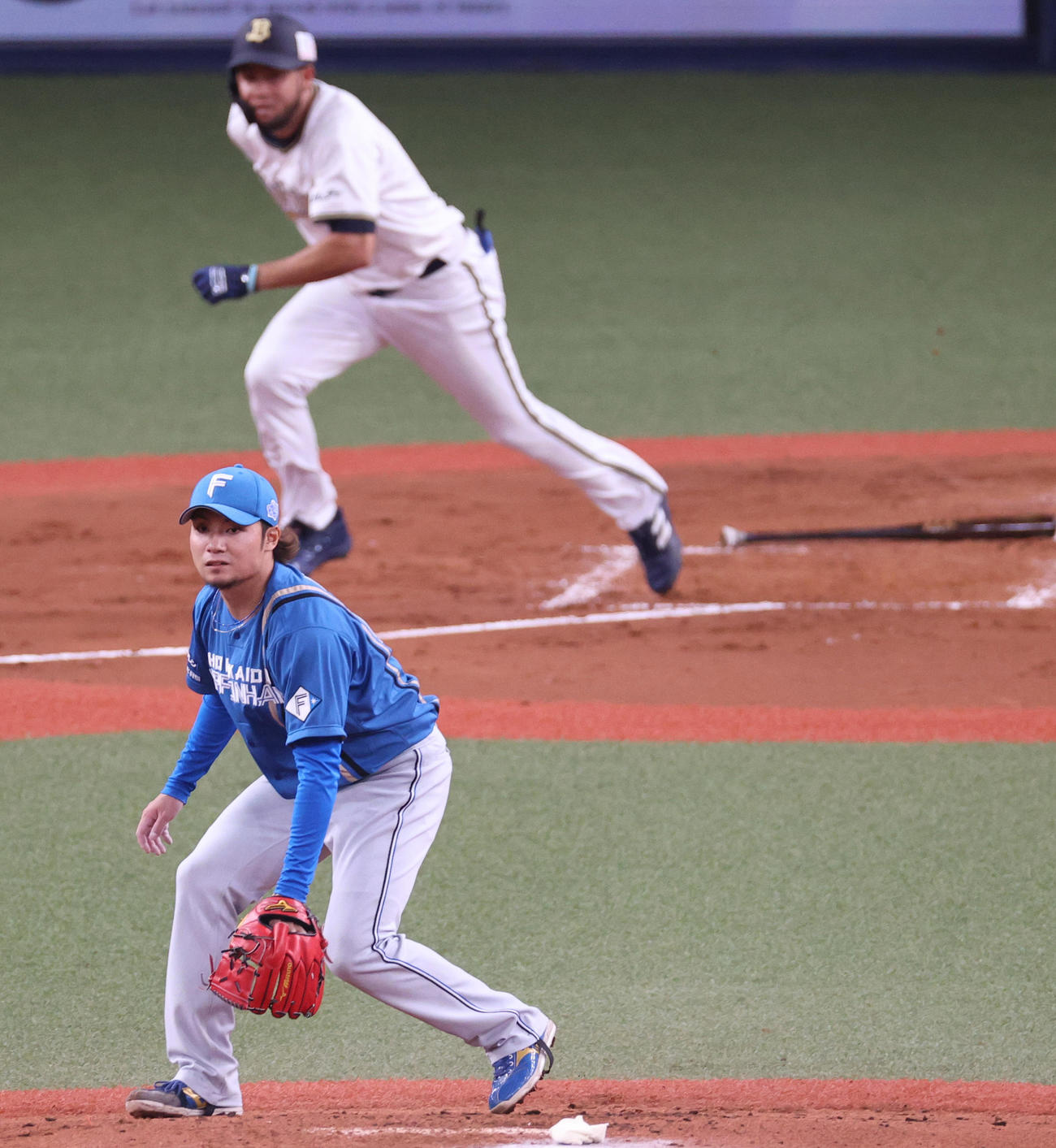 オリックス対日本ハム　2回裏オリックス無死一、三塁、伊藤（手前）はバレラのに先制中前適時打を浴びる（撮影・上山淳一）