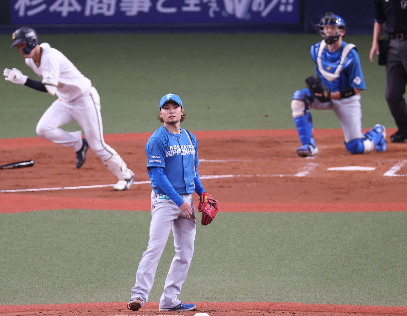 オリックス対日本ハム　2回裏オリックス二、三塁、伊藤（手前）は太田に右前適時打を浴びる（撮影・上山淳一）