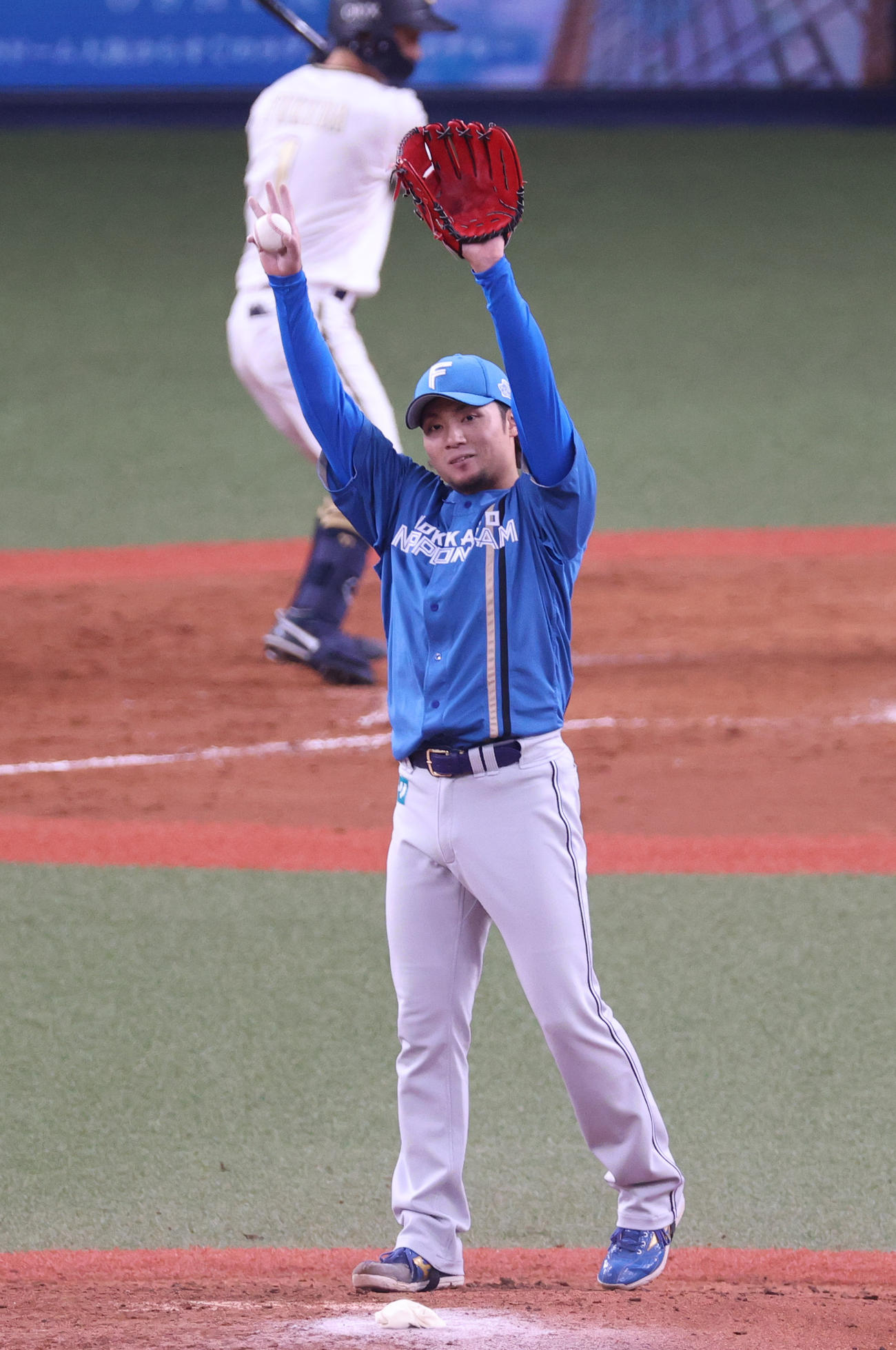 オリックス対日本ハム　5回裏オリックス1死、伊藤（手前）は若月の中飛を好捕した中堅手近藤に手をあげ感謝する（撮影・上山淳一）