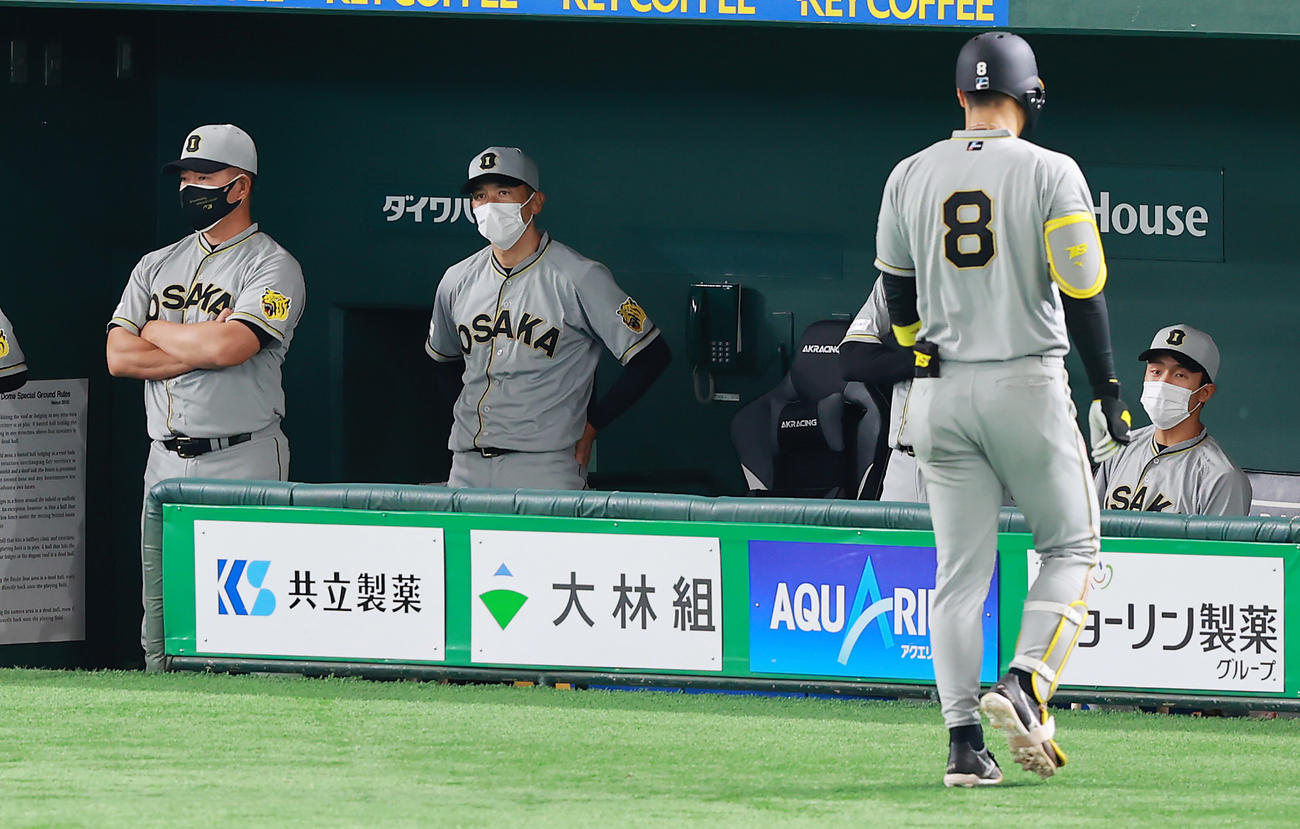 巨人対阪神　5回表阪神無死、佐藤輝（手前）が中飛に倒れスコアボードを見つめる矢野監督（左から2人目）（撮影・垰建太）