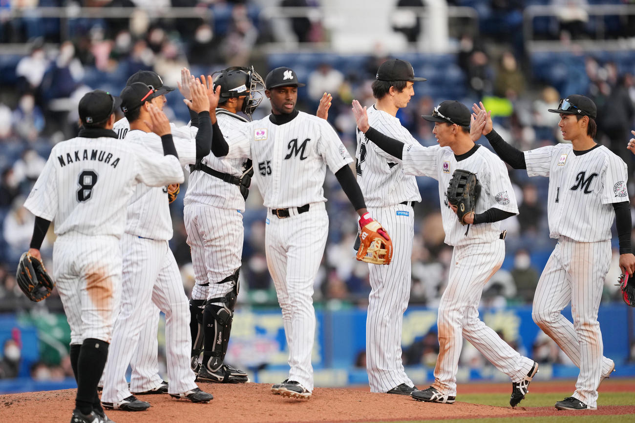 西武に勝利し、タッチするロッテナイン（撮影・菅敏）