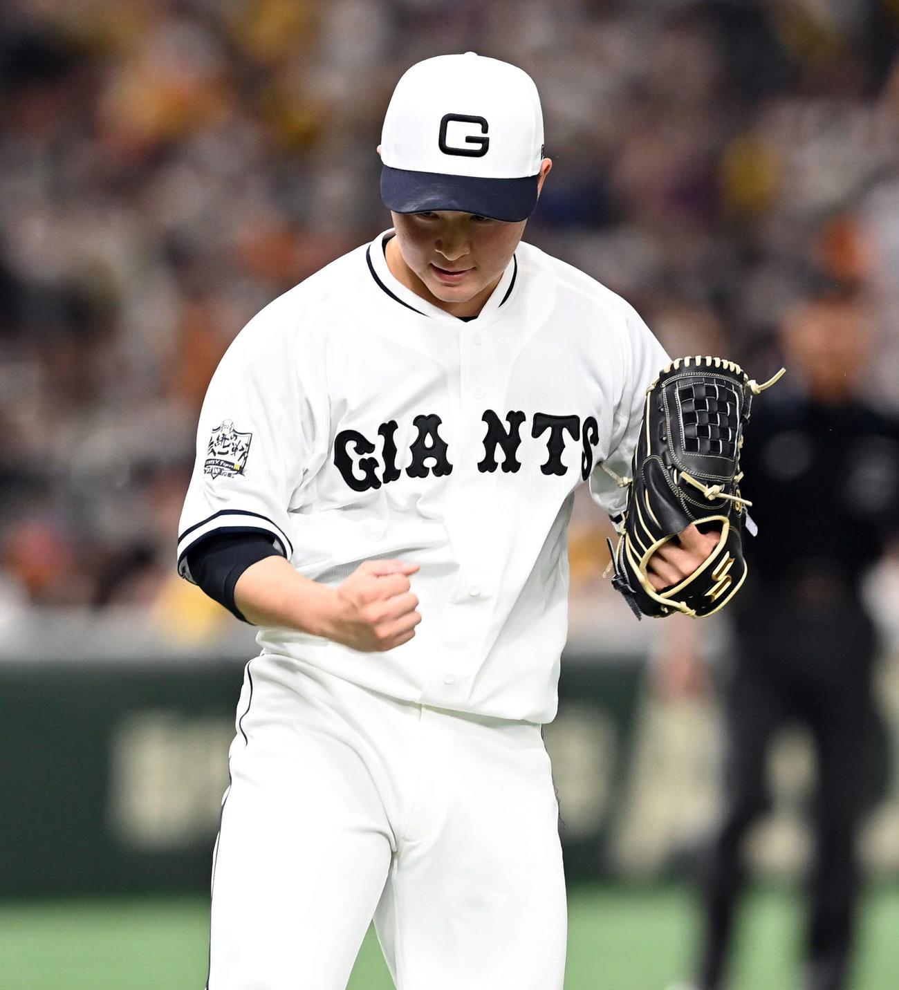 巨人対阪神　5回表、無失点に抑えガッツポーズを決める戸田（撮影・たえ見朱実）