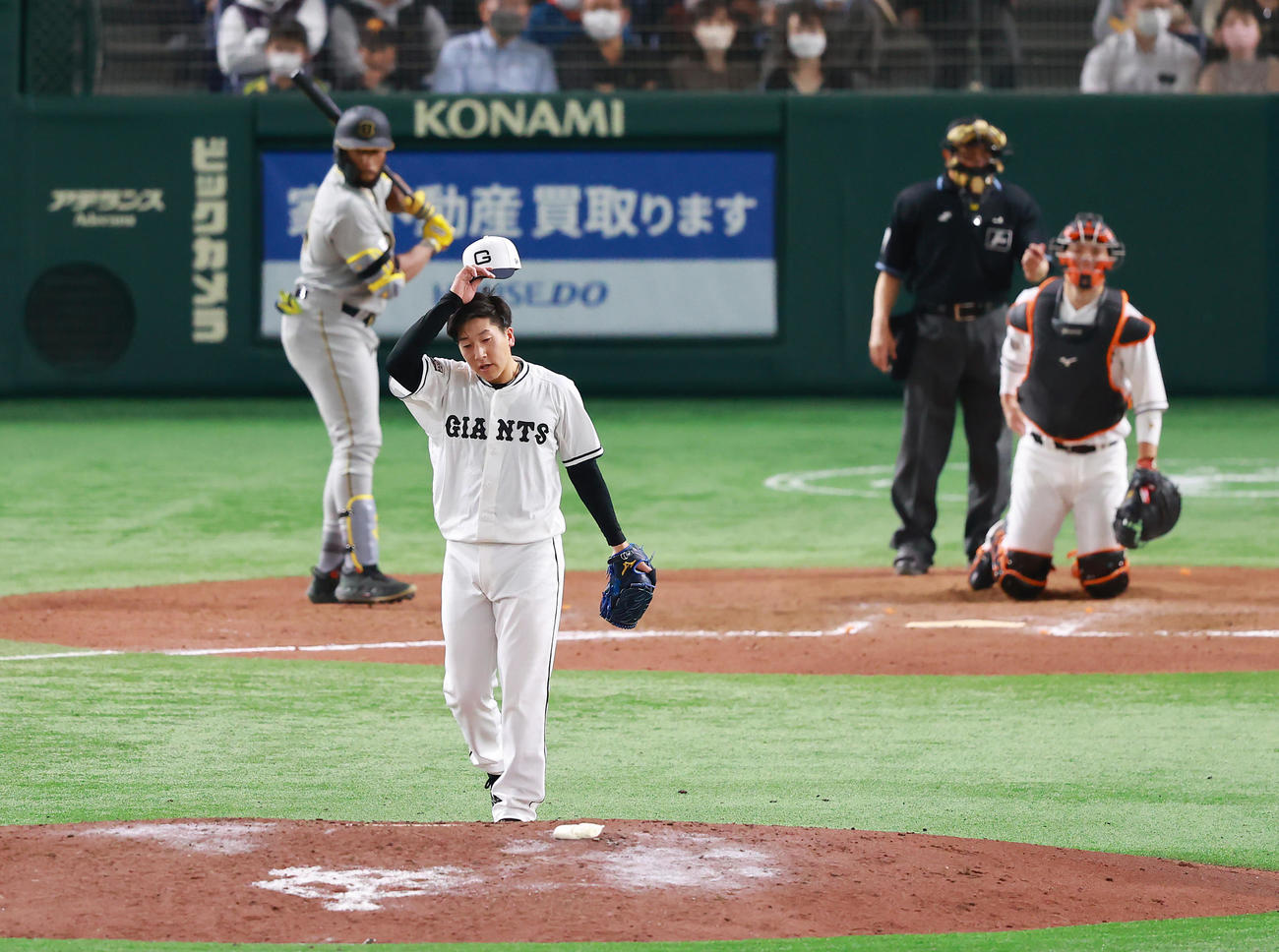 巨人対阪神　9回表阪神無死、打者ロハス・ジュニアの時、制球が定まらず汗をぬぐう大勢（撮影・垰建太）