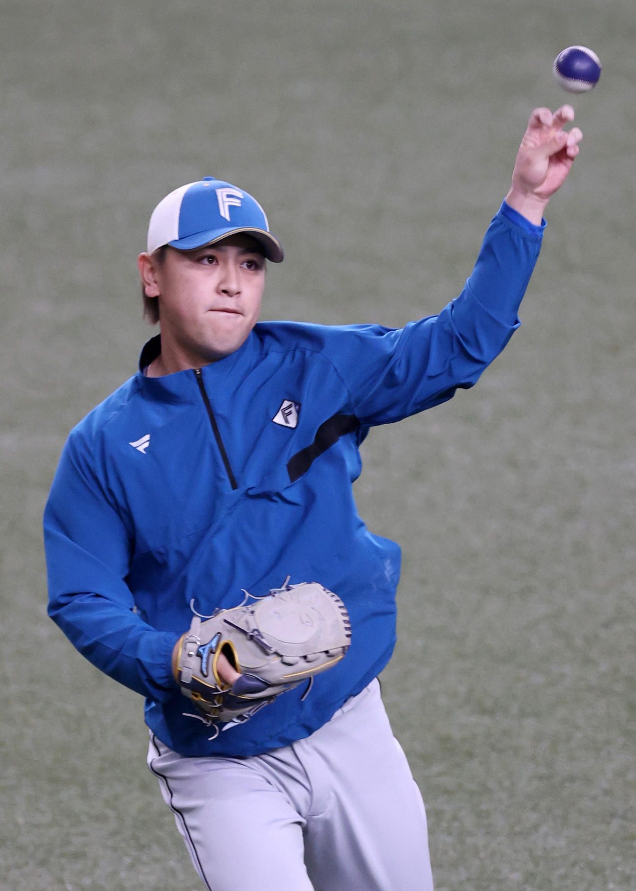 オリックス対日本ハム　試合前の練習でキャッチボールする日本ハム河野（撮影・上山淳一）