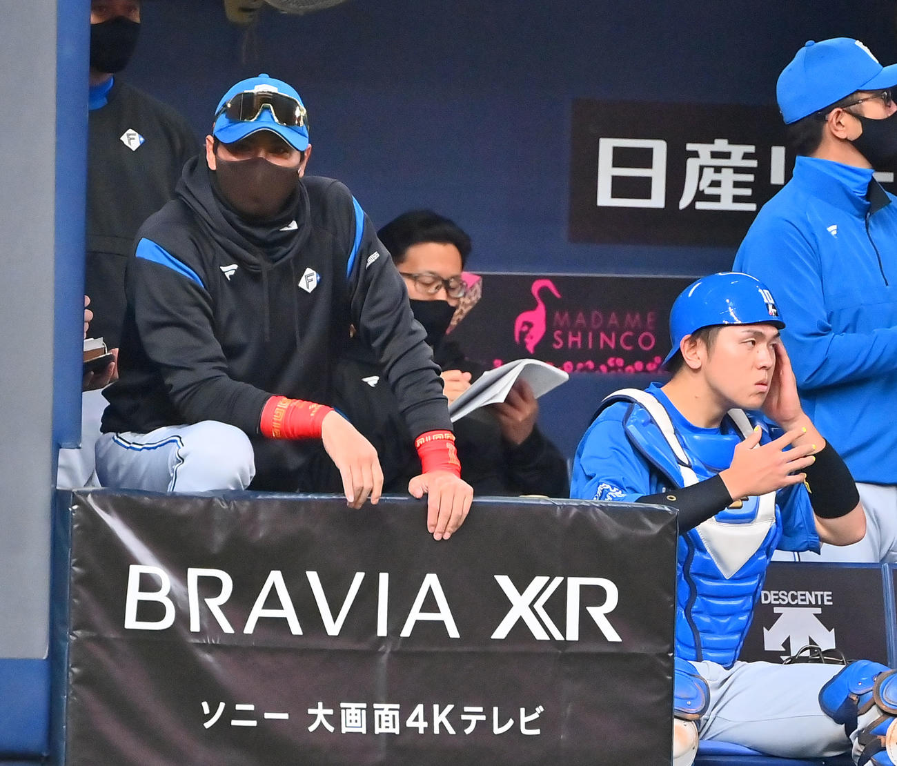 オリックス対日本ハム　ベンチから戦況を見る日本ハム新庄監督（撮影・和賀正仁）