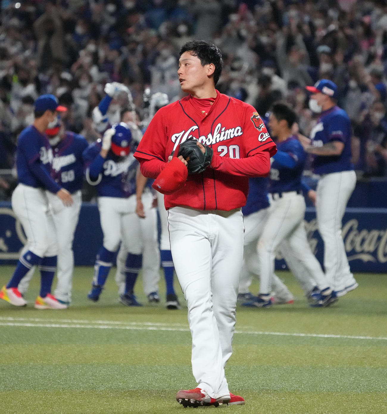 中日対広島　12回裏中日1死三塁、岡林勇希にサヨナラ安打を打たれガックリの栗林（撮影・森本幸一）