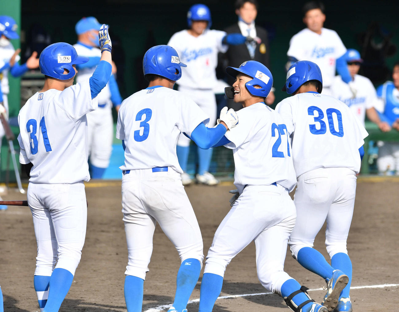 日大対青学大　延長10回表青学大無死一、二塁、山中（右から2人目）は勝ち越しの中越え3点本塁打を放ち、笑顔でタッチを交わす（撮影・岩下翔太）
