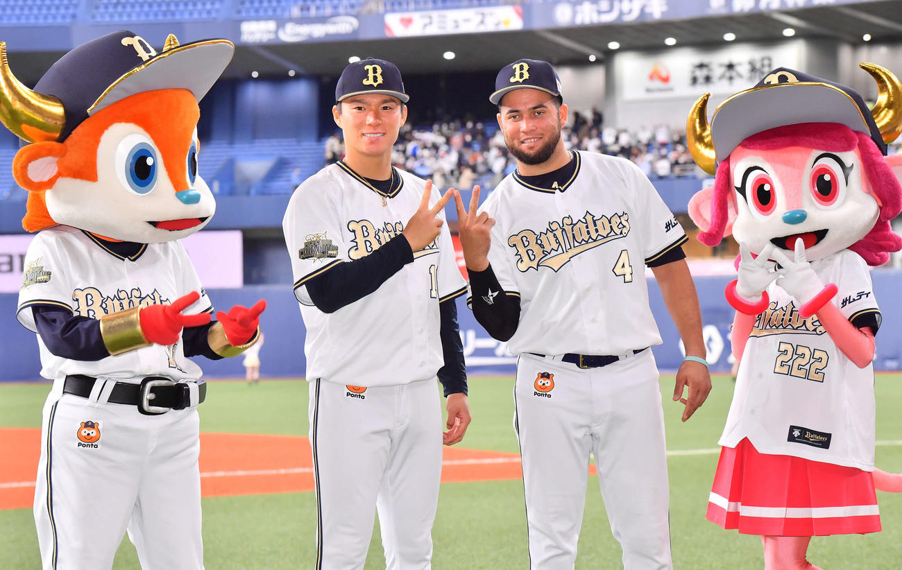 オリックス対日本ハム　ヒーローインタビュー後、ポーズを取るバレラ（右）と山本（撮影・和賀正仁）