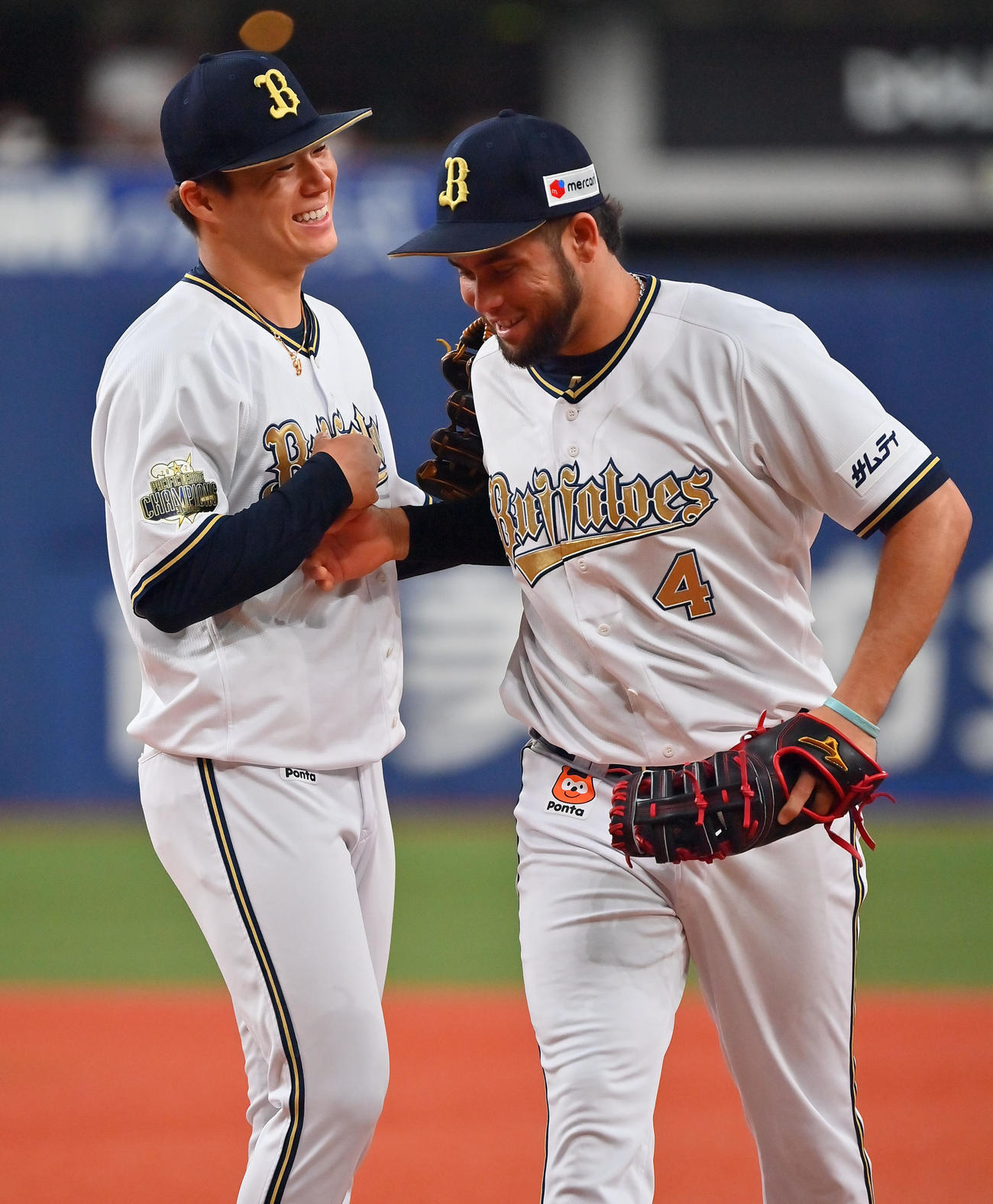 オリックス対日本ハム　6回表日本ハム2死三塁、近藤の打球を処理したバレラ（右）と笑顔でタッチする山本（撮影・和賀正仁）
