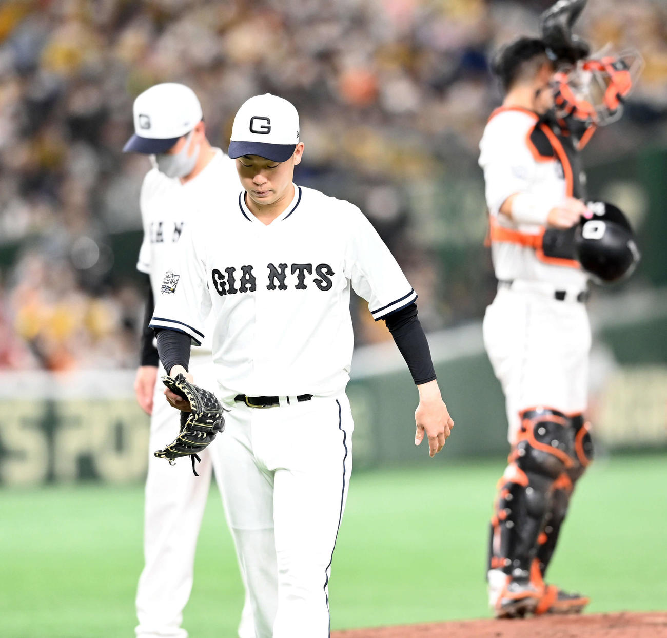 巨人対阪神　4回表、4－3と1点差とされマウンドを降りる巨人山崎伊（撮影・たえ見朱実）
