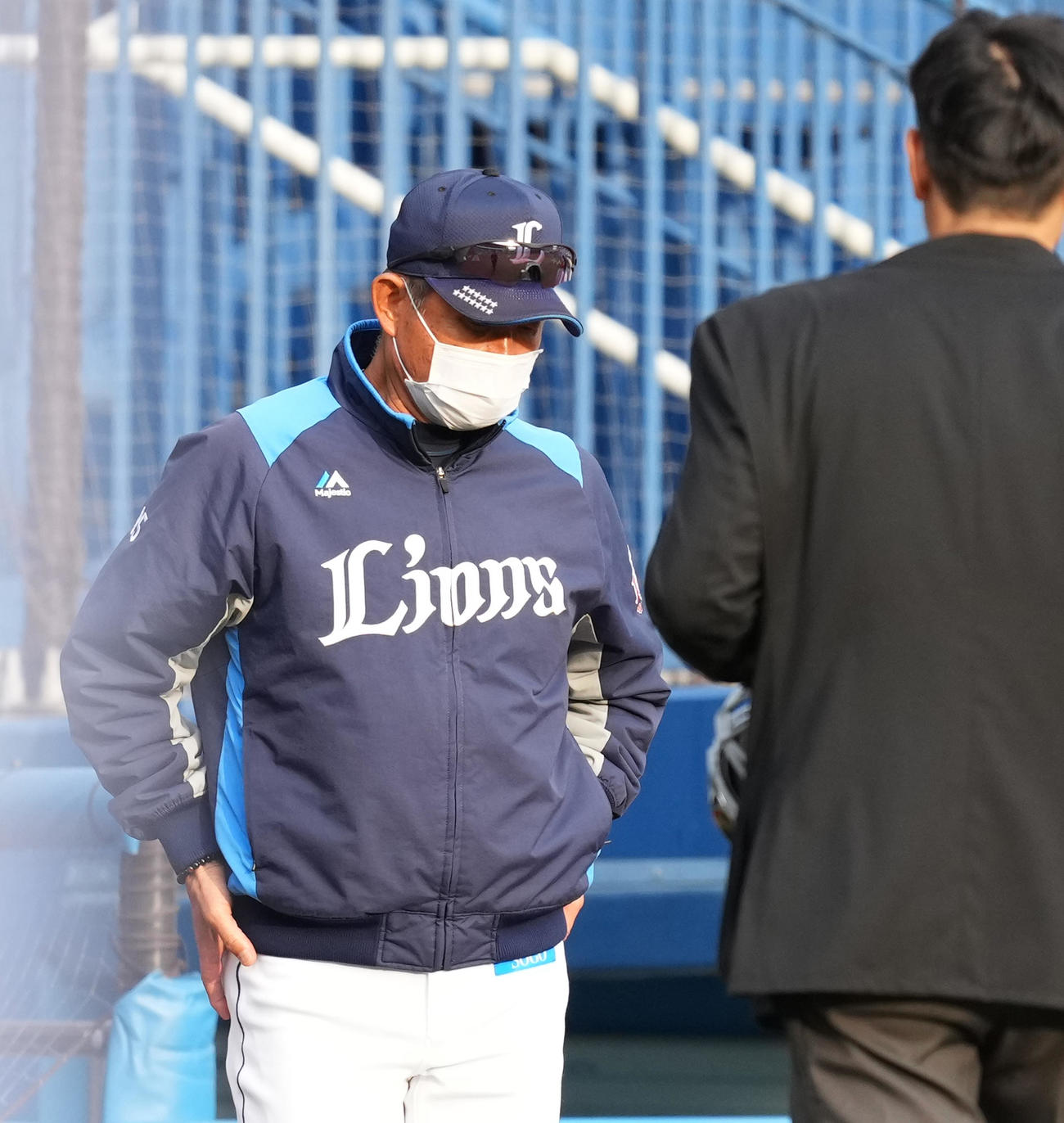 ロッテ対西武　8回、交代を告げる西武辻監督（撮影・菅敏）