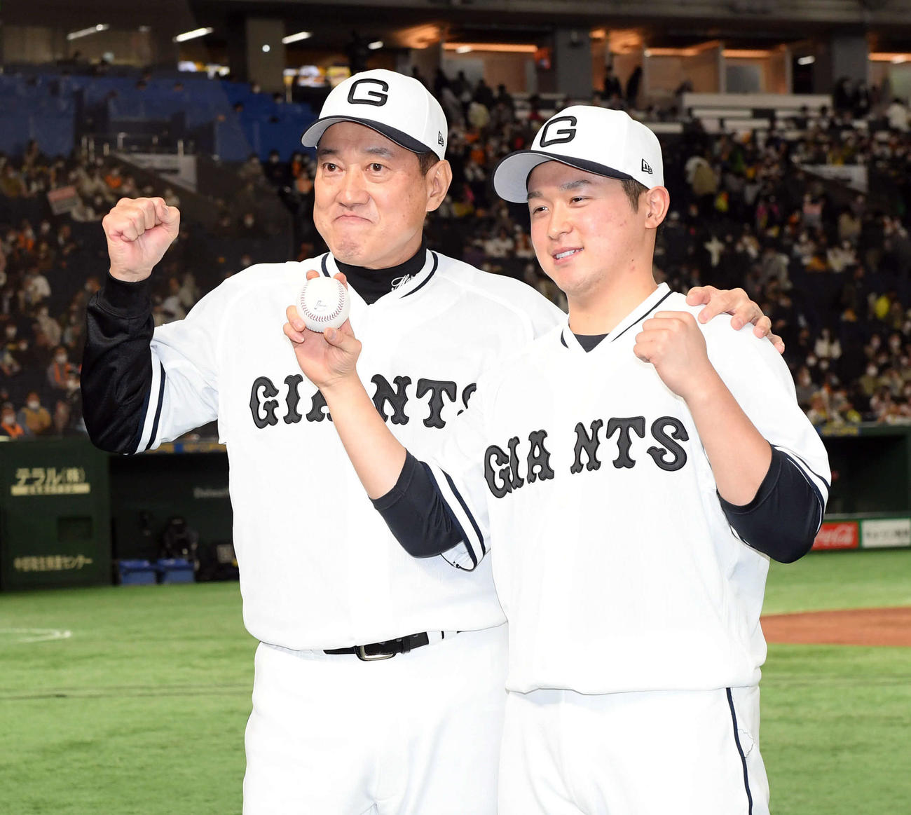 巨人対阪神　巨人原監督（左）と記念撮影に納まるプロ初勝利を飾った戸田（撮影・たえ見朱実）