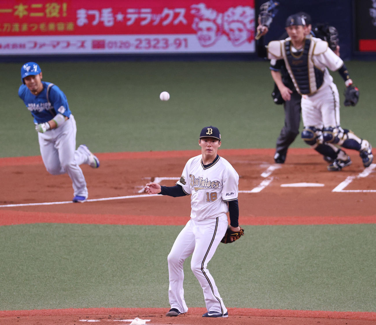 オリックス対日本ハム　1回裏日本ハム1死一塁、山本（手前）は近藤を遊ゴロ併殺に仕留める（撮影・上山淳一）