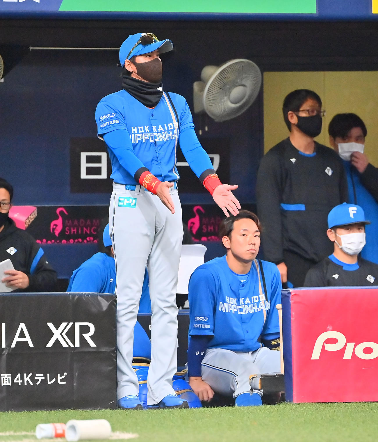 オリックス対日本ハム　7回、選手を鼓舞する日本ハム新庄監督（撮影・和賀正仁）