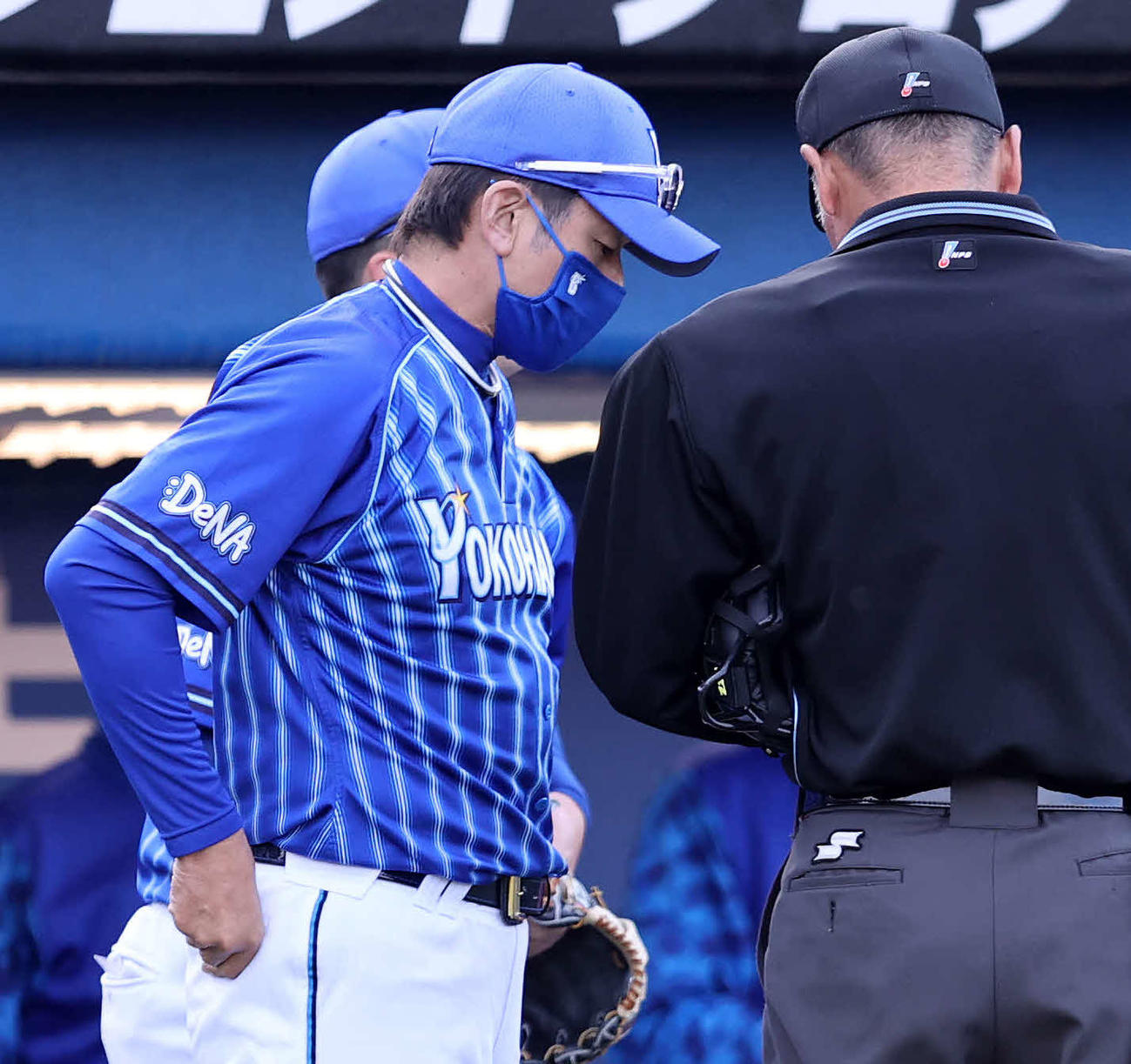 ヤクルト対DeNA 7回裏、投手交代を告げるDeNA三浦監督（撮影・鈴木正人）