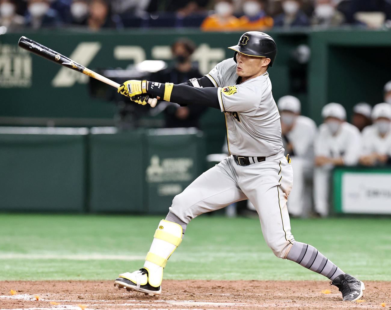 巨人対阪神　9回表阪神1死二、三塁、糸井は中前適時打を放つ（撮影・加藤哉）