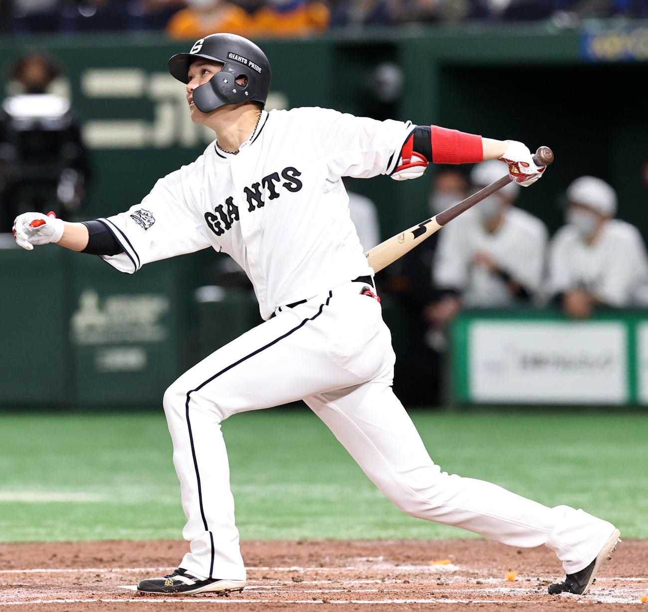 巨人対阪神　1回裏巨人無死二塁、坂本は左越え2点本塁打を放つ（撮影・加藤哉）
