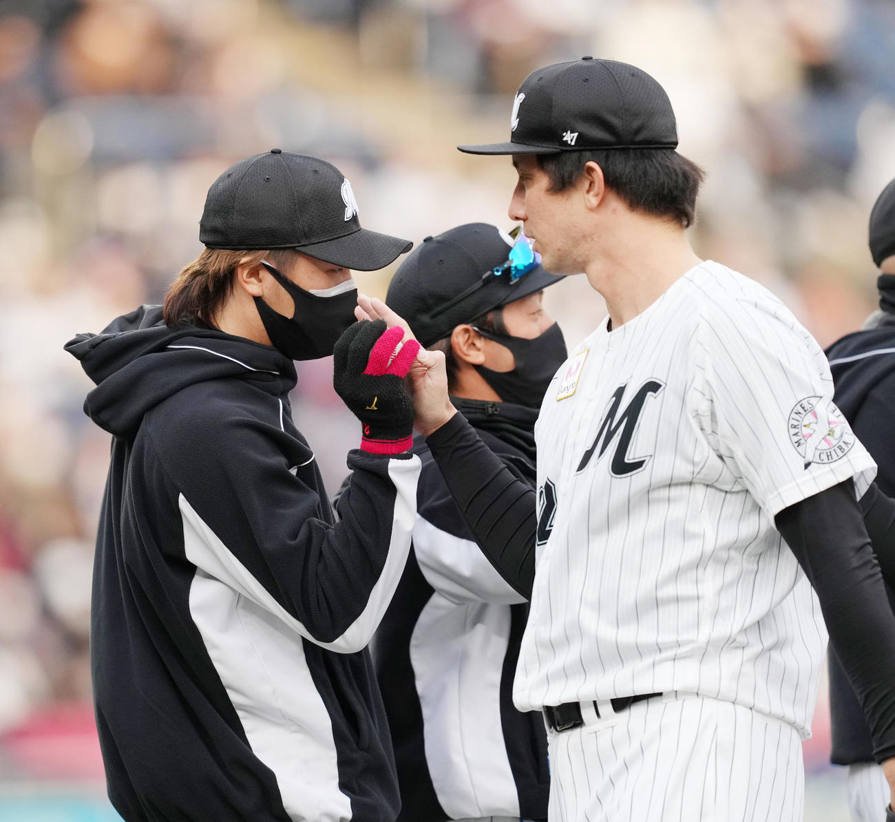 今季初勝利を飾り、国吉（右）からウイニングボールを受け取るロッテ二木（撮影・菅敏）