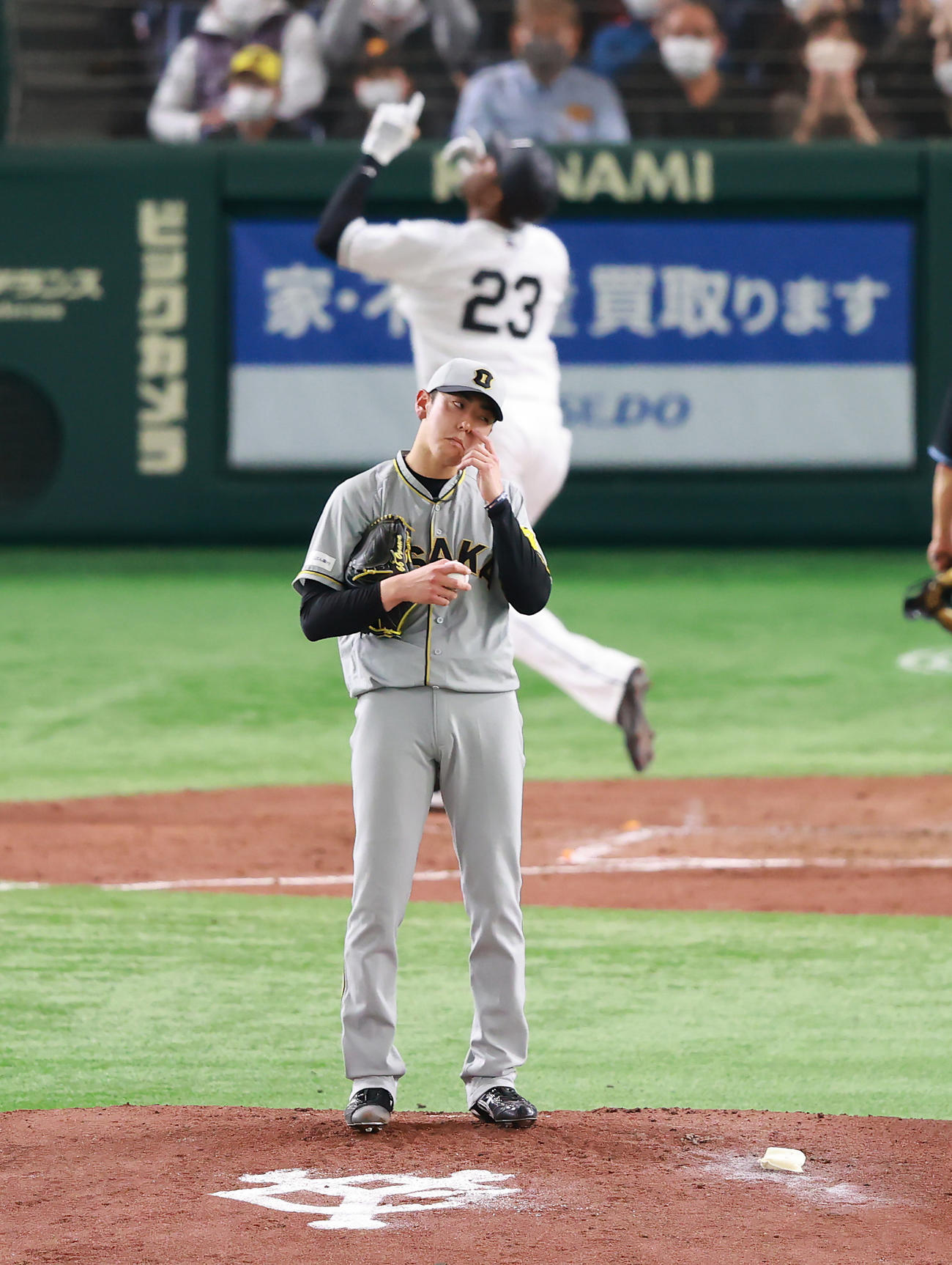 巨人対阪神　3回裏巨人1死、ポランコ（後方）にソロ本塁打を浴びぼうぜんとする小川（撮影・垰建太）