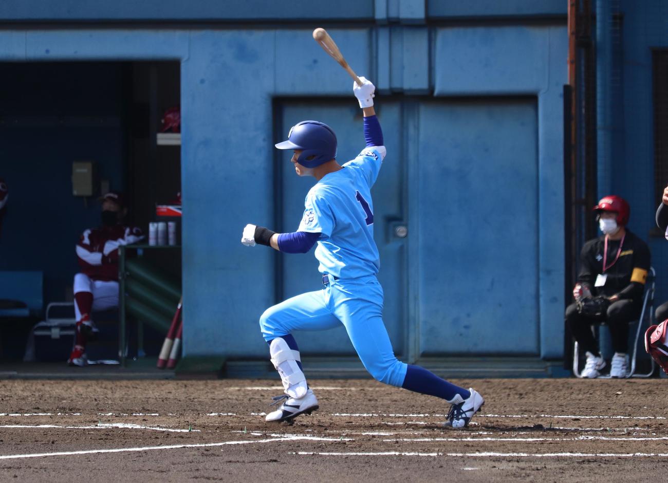 日体大対桜美林大　1回表日体大1死三塁、先制の右前適時打を放つ日体大・矢沢（撮影・阿部泰斉）