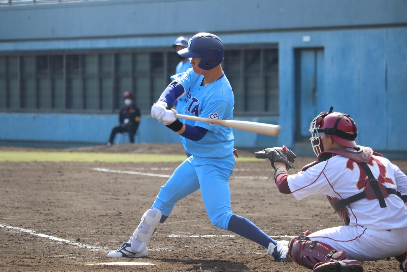 日体大対桜美林大　2回無死二、三塁、右前へ2点適時打を放つ日体大・矢沢宏太投手（撮影・阿部泰斉）