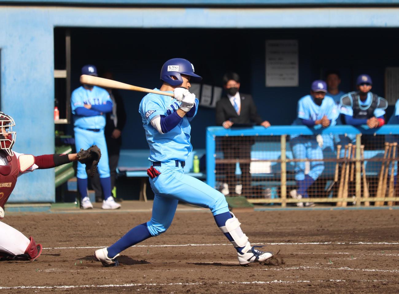 日体大対桜美林大　4回表日体大無死、先頭で中前打を放つ日体大・矢沢（撮影・阿部泰斉）