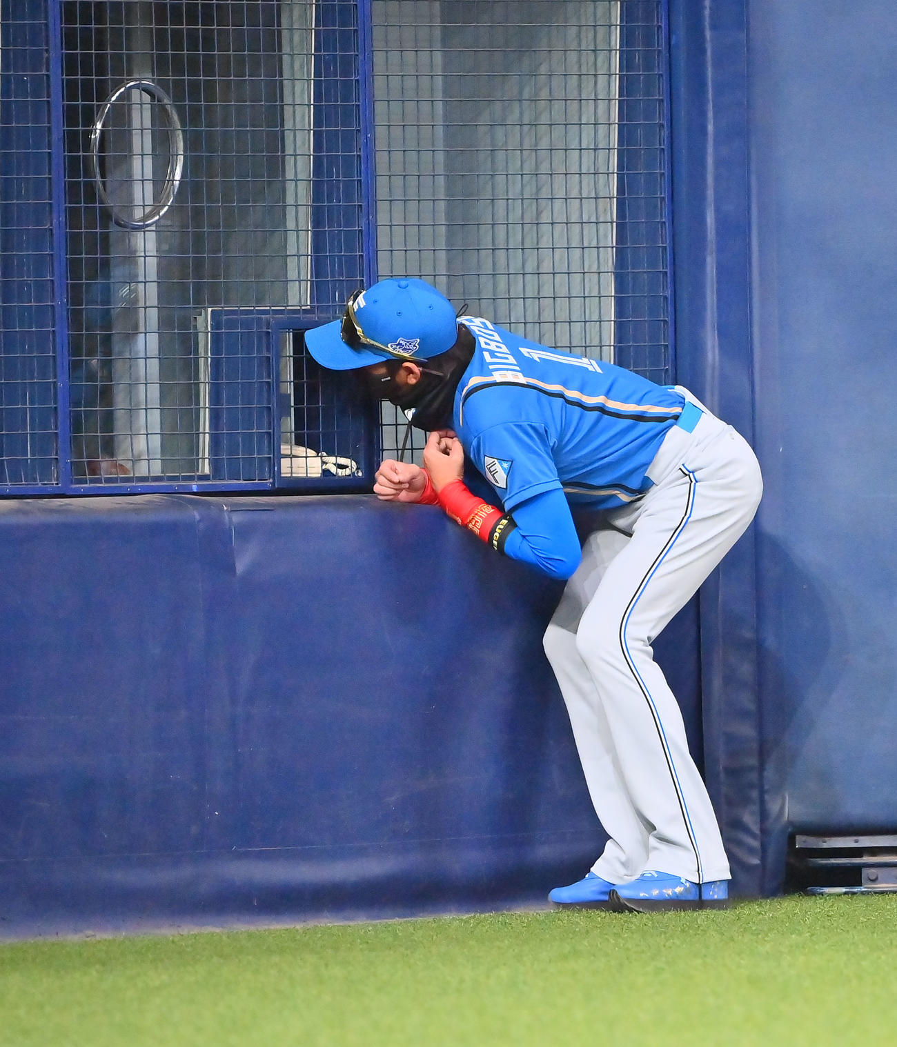 オリックス対日本ハム　7回、選手交代を告げた後、窓口に向かって話す日本ハム新庄監督（撮影・和賀正仁）
