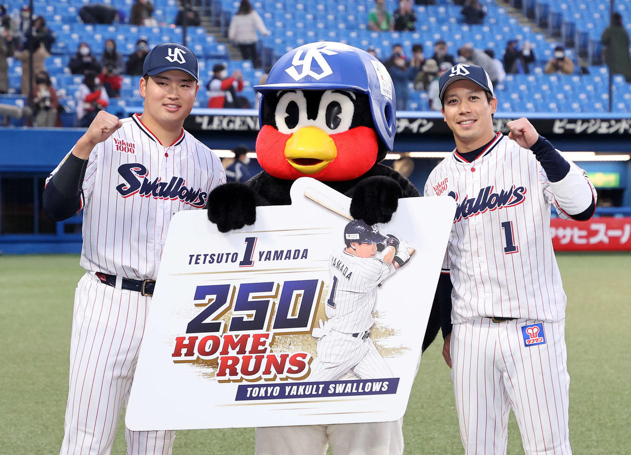 ヤクルト対DeNA　サヨナラ打のヤクルト村上（左）と通算250本塁打の山田はガッツポーズで笑顔を見せる（撮影・鈴木正人）
