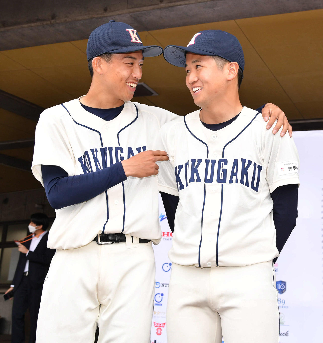 中大対国学院大　試合後、肩を組んで談笑する国学院大・古江主将（左）と新名（撮影・岩下翔太）