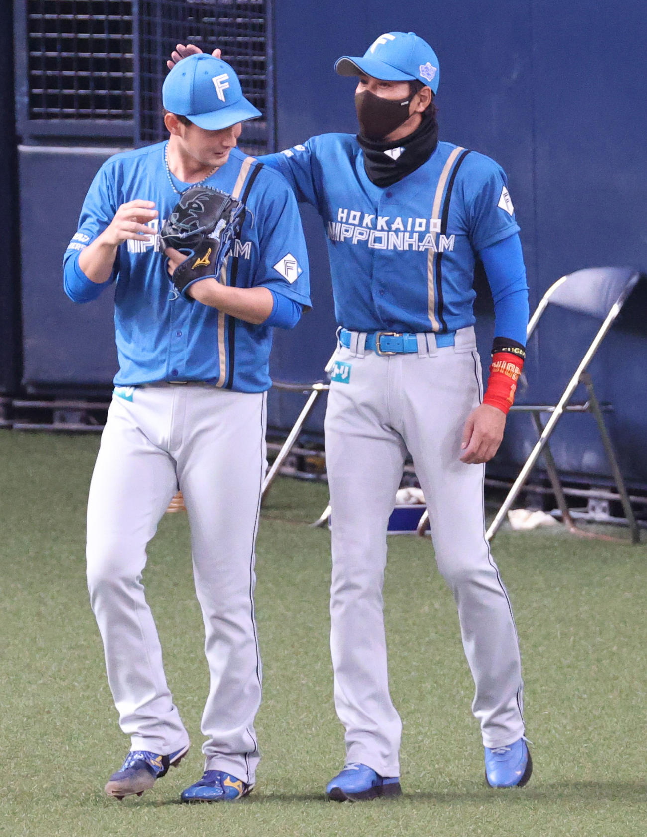 オリックス対日本ハム　7回裏オリックス1死満塁、打者吉田正を前に日本ハム新庄監督（右）は古川侑に代え望月を投入しマウンドに向かう前に話し頭をぽんとたたく（撮影・上山淳一）