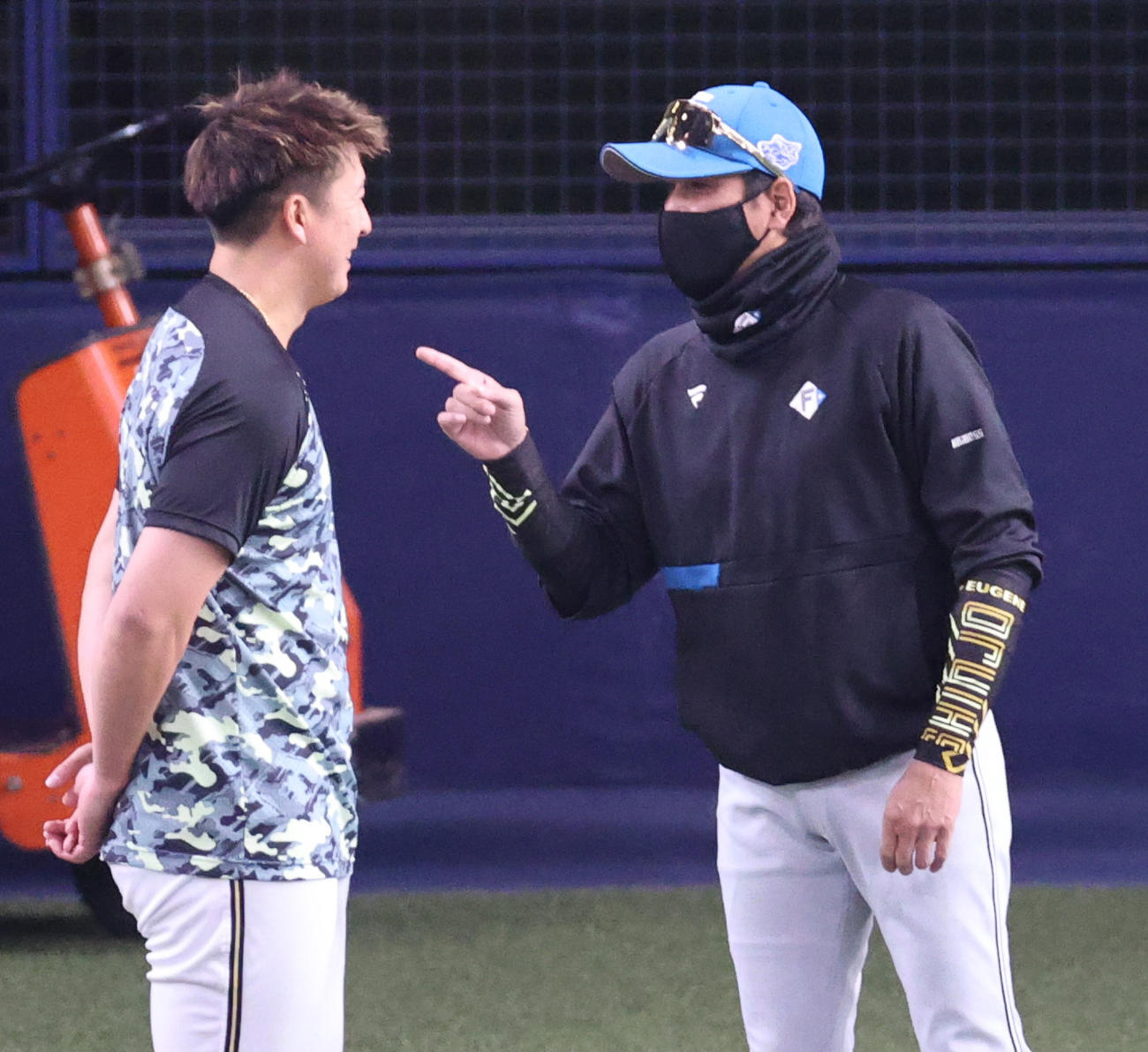 オリックス対日本ハム　試合前、日本ハム新庄剛志監督（右）とあいさつするオリックス杉本裕太郎（撮影・上山淳一）