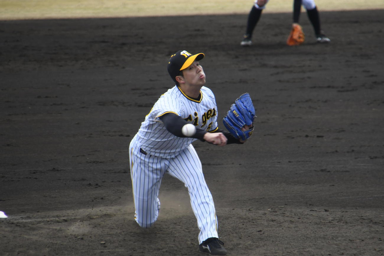 ウエスタン・リーグ阪神対オリックス　4回から2番手で登板した阪神青柳（撮影・桝井聡）