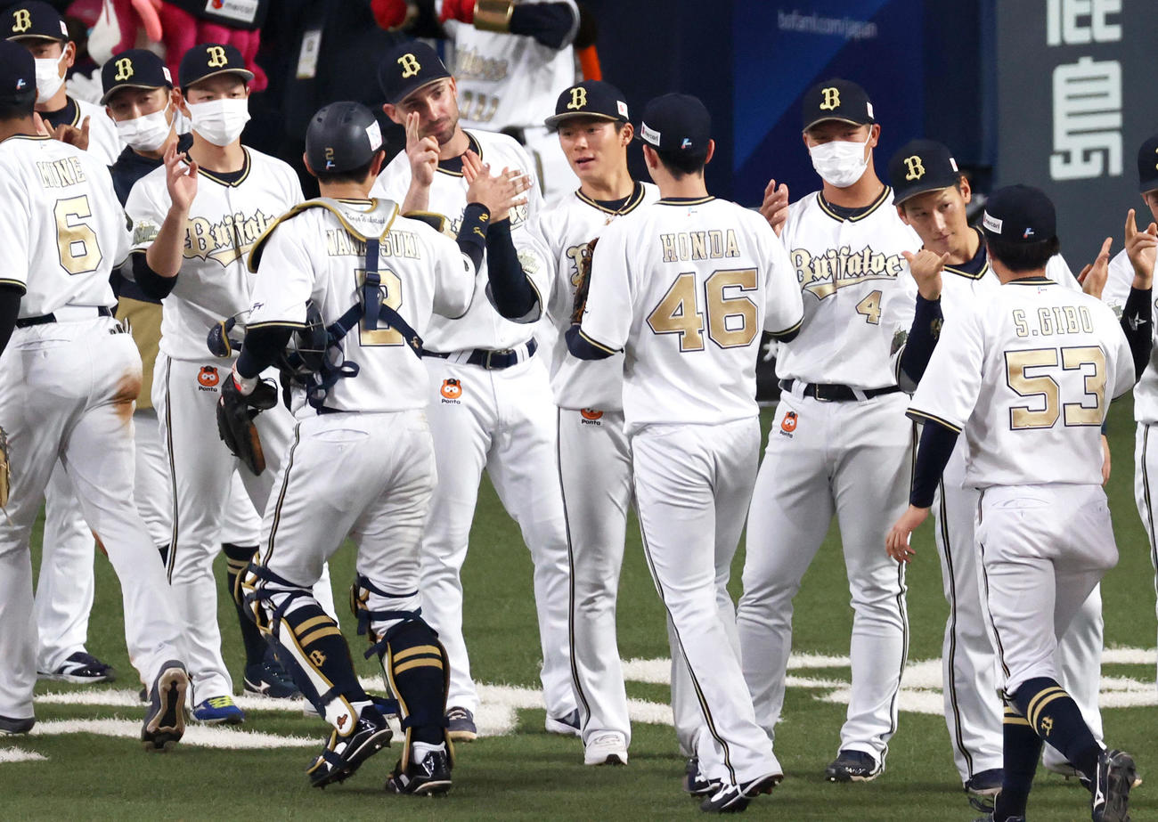 オリックス対日本ハム　日本ハムに勝利し、日本ハムから勝利を挙げた山本（中央）はナインらをベンチ前で出迎える（撮影・上山淳一）