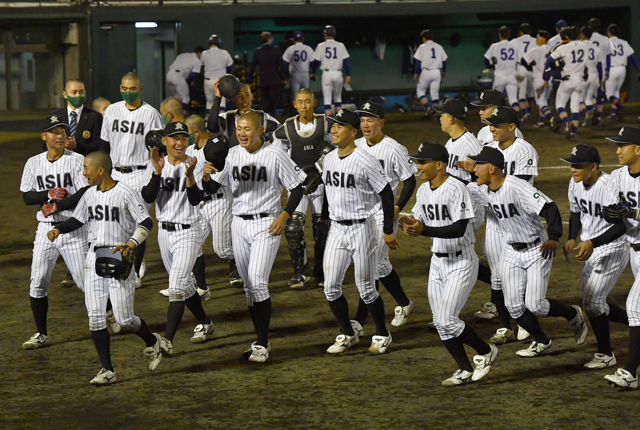 亜大対駒大　駒大に勝利し、笑顔で引き揚げる亜大ナイン（撮影・岩下翔太）