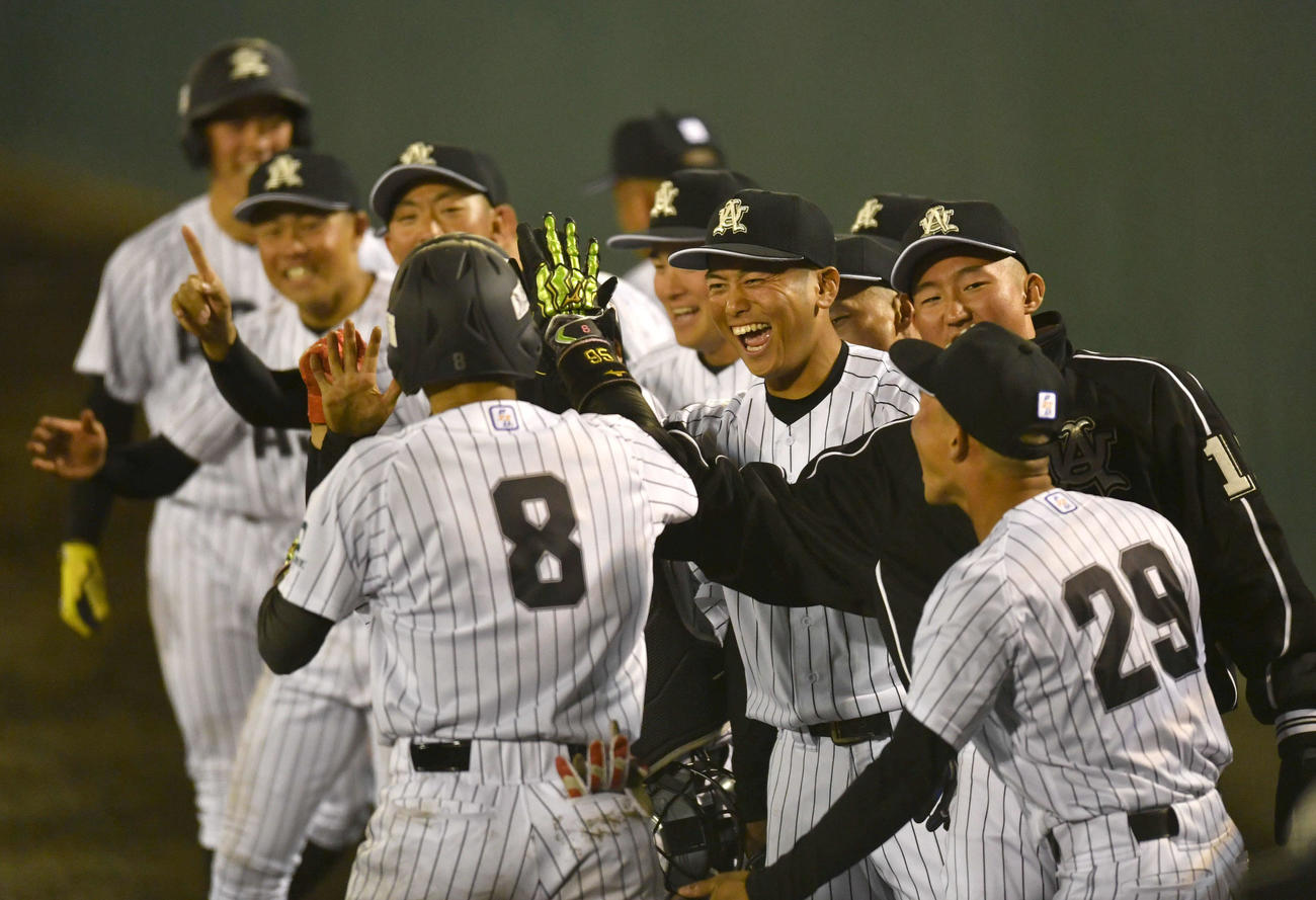 亜大対駒大　5回裏亜大無死、右越え本塁打を放った天井（背番号8）を笑顔で迎える亜大ナイン（撮影・岩下翔太）