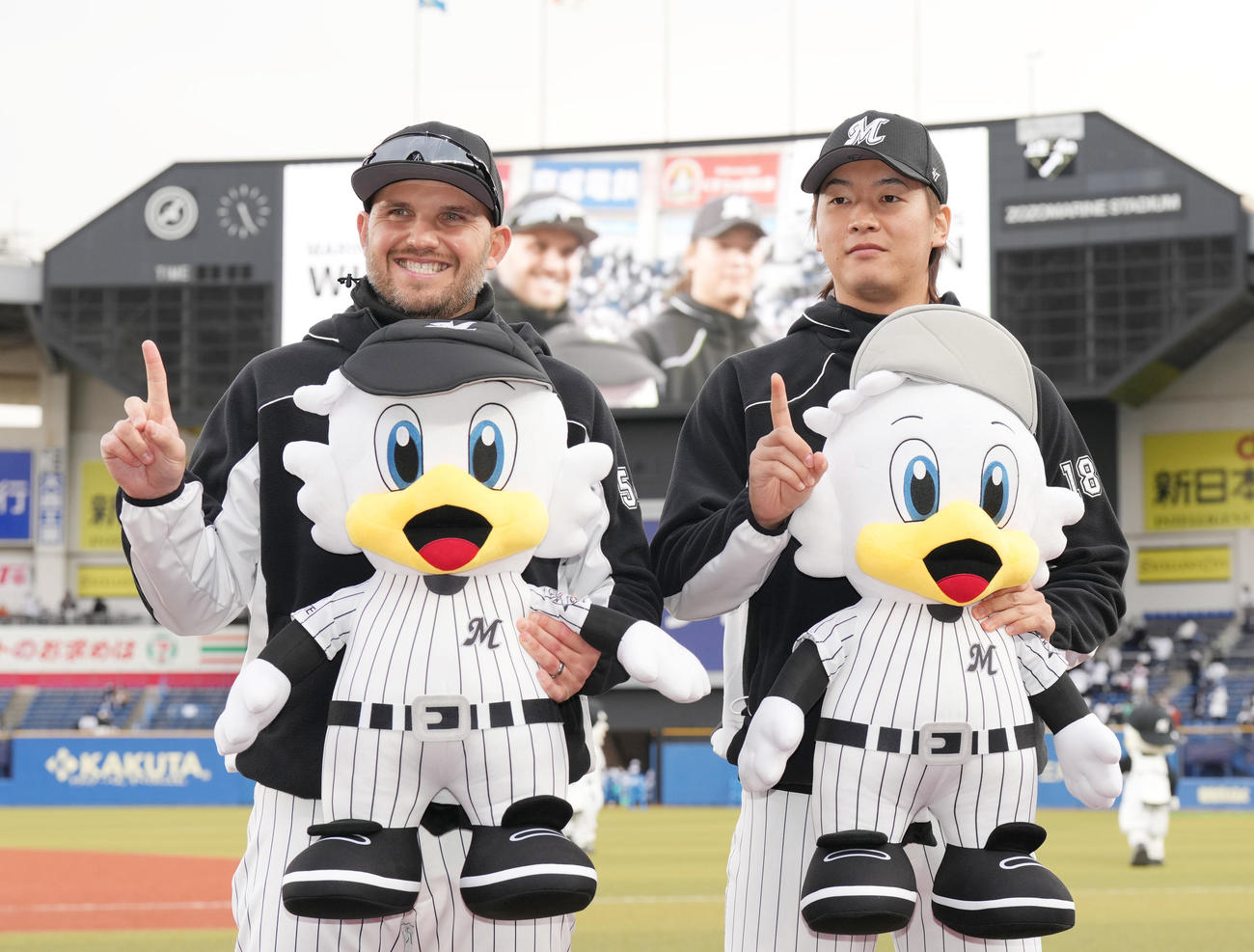 西武に勝利し、ヒーローインタビューでポーズをとるロッテのレアード（左）と二木（撮影・菅敏）