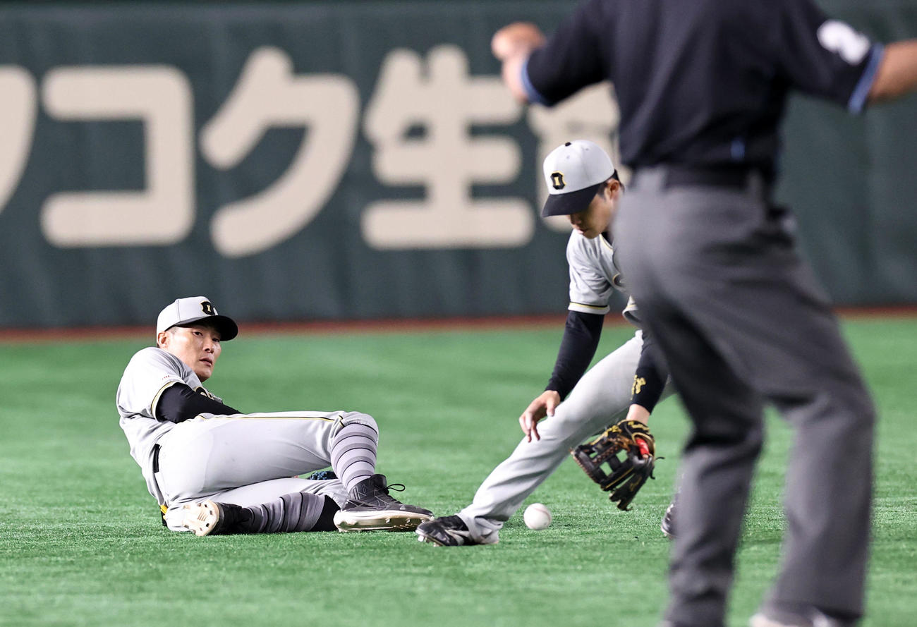 巨人対阪神　7回裏巨人2死満塁、糸井は吉川の打球を身体で受け止め捕球出来ず中野がカバーに入る（撮影・加藤哉）