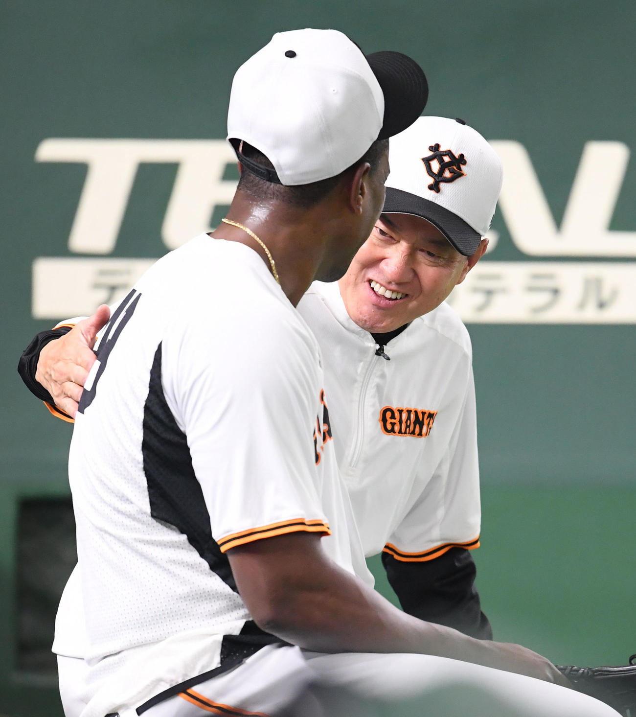 巨人対阪神　ビエイラと話をする巨人原辰徳監督（撮影・たえ見朱実）