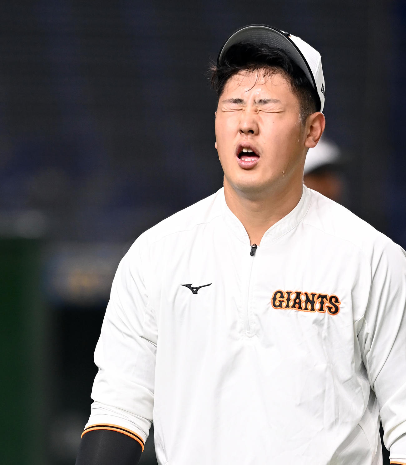 巨人対阪神　ノックを受け引き揚げる巨人岡本和（撮影・たえ見朱実）
