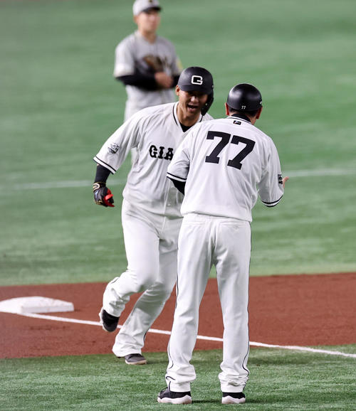 巨人対阪神　1回裏巨人1死満塁、中田は左越え満塁本塁打を放ち元木三塁コーチとタッチする（撮影・加藤哉）