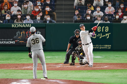 巨人対阪神　5回裏巨人無死、ソロ本塁打を放つ岡本和。投手浜地（撮影・垰建太）