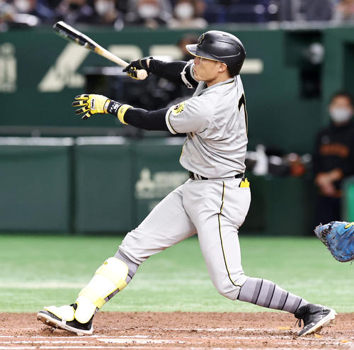 巨人対阪神 6回表阪神1死二塁、糸井は右越え2点本塁打を放つ(撮影・加藤哉)