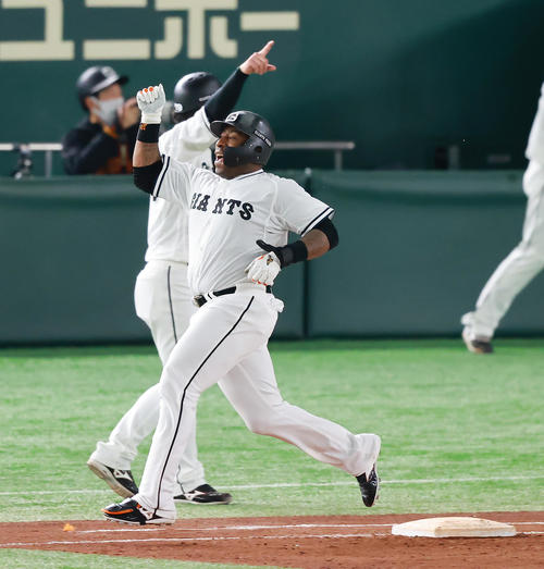 巨人対阪神 7回裏巨人2死満塁、適時内野安打を放ちガッツポーズするウィーラー(撮影・垰建太)