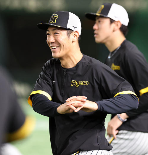 巨人対阪神 1軍に初合流し笑顔を見せる豊田(撮影・加藤哉)